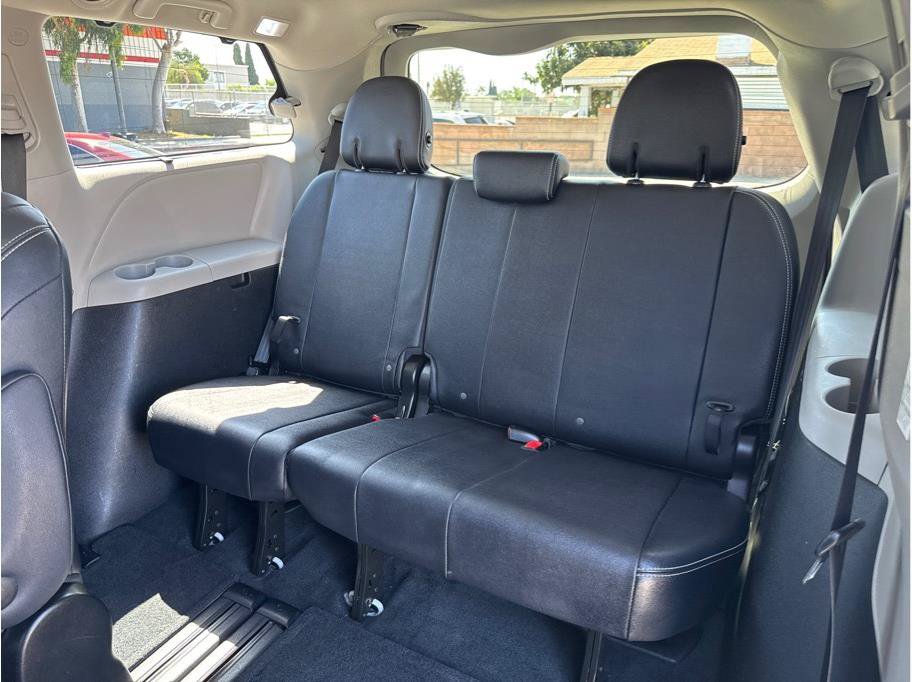 Used 2015 Toyota Sienna SE w/ SE Preferred Package FWD image 19