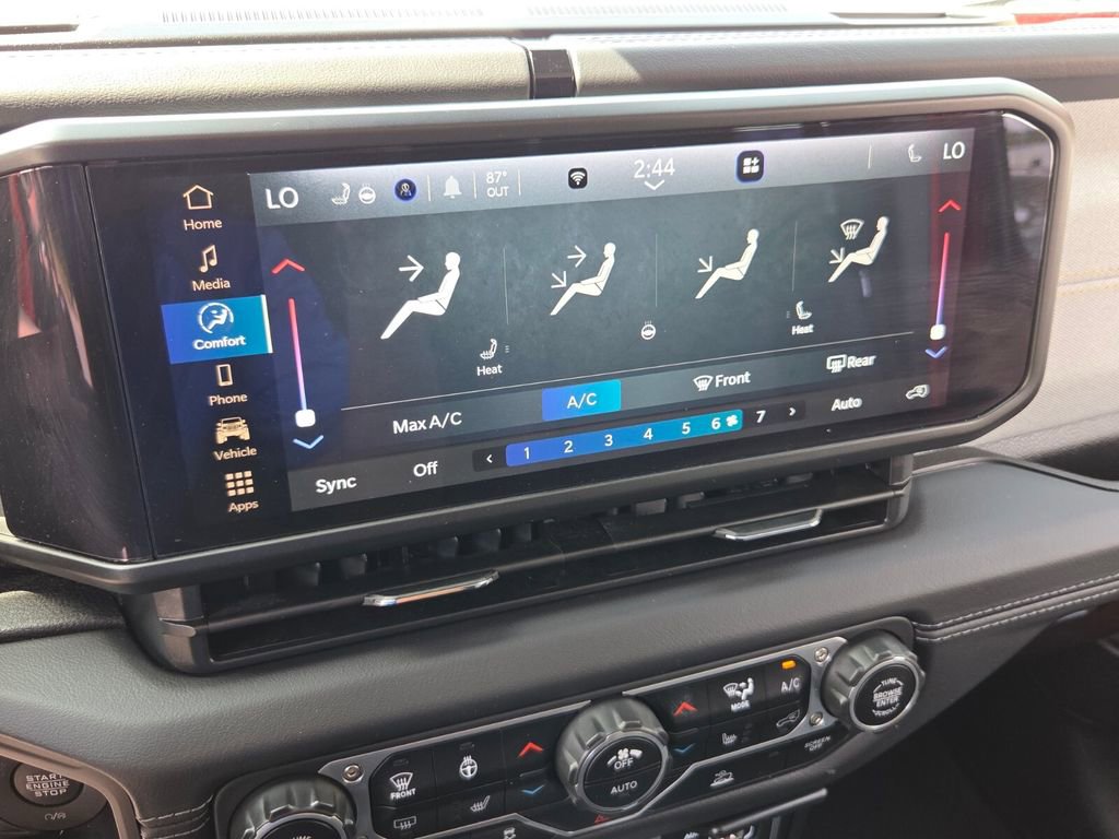Used 2025 Jeep Wrangler Unlimited Sahara AWD/4WD image 21
