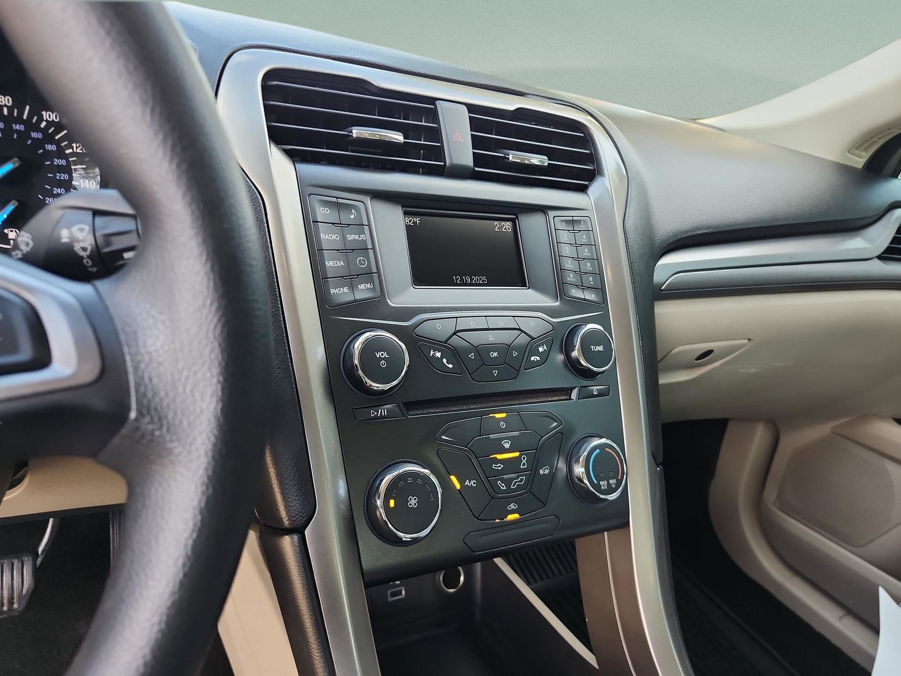 Used 2017 Ford Fusion SE image 11