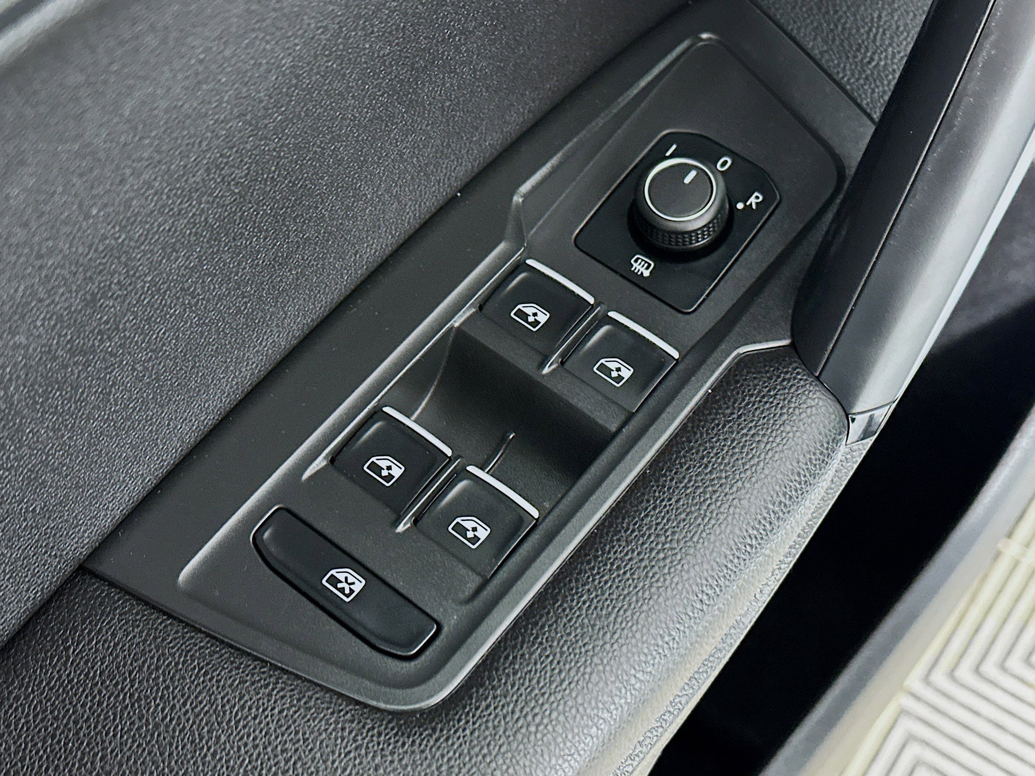 Used 2019 Volkswagen Tiguan SEL image 18