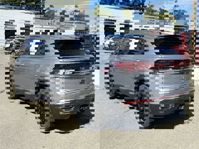 Used 2024 Volkswagen Atlas Cross Sport SE image 29