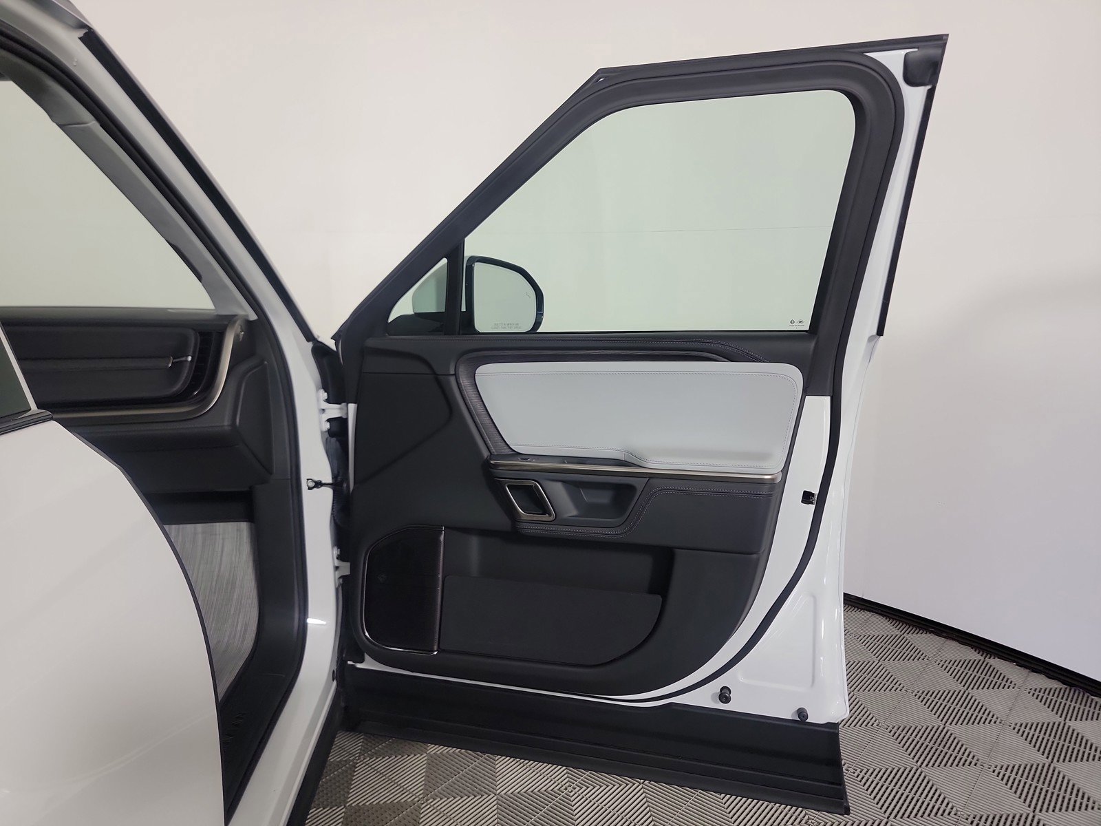 Used 2024 Rivian R1S Adventure AWD/4WD image 19