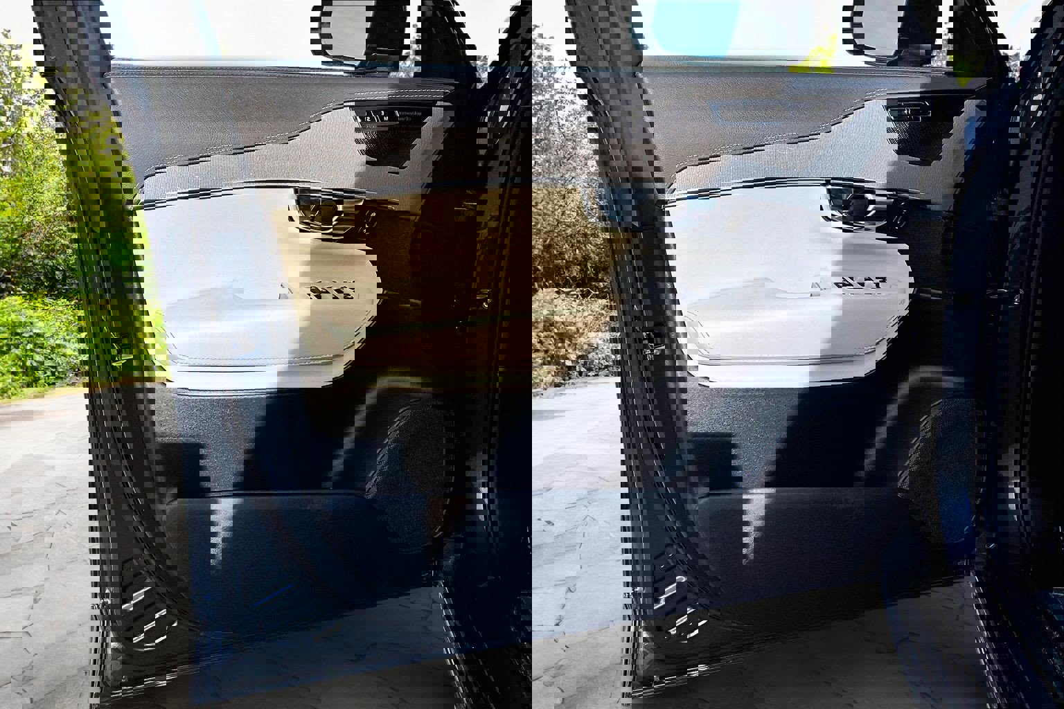 Used 2022 Volvo XC90 T8 R-Design w/ Advanced Package image 23