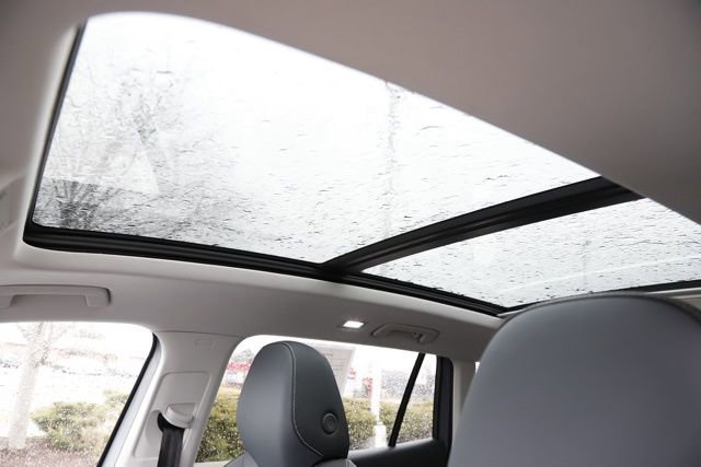 Used 2025 Volkswagen Tiguan SE w/ Panoramic Sunroof Package image 14