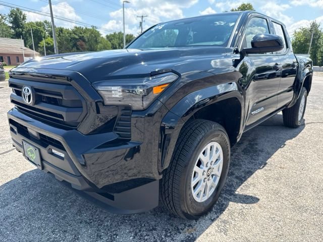 Used 2025 Toyota Tacoma SR5 AWD/4WD image 1