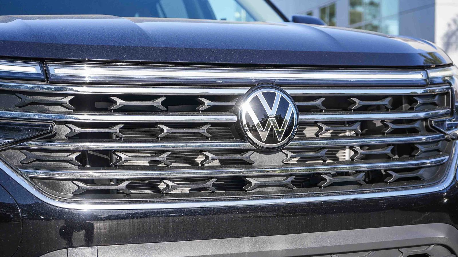 Used 2025 Volkswagen Atlas SE w/ Panoramic Sunroof Package FWD image 5