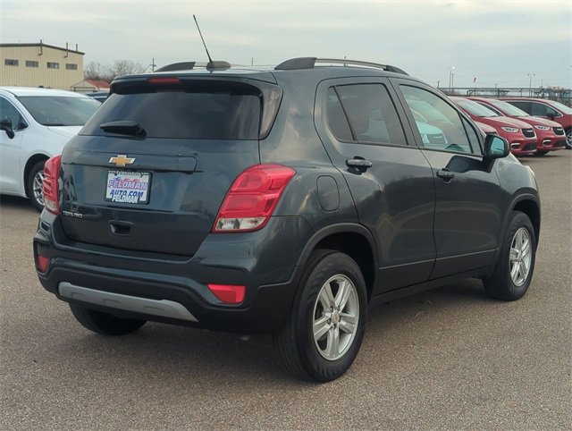 Used 2021 Chevrolet Trax LT w/ LT Convenience Package image 3
