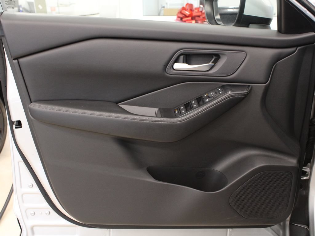 Used 2024 Nissan Rogue SV FWD image 13