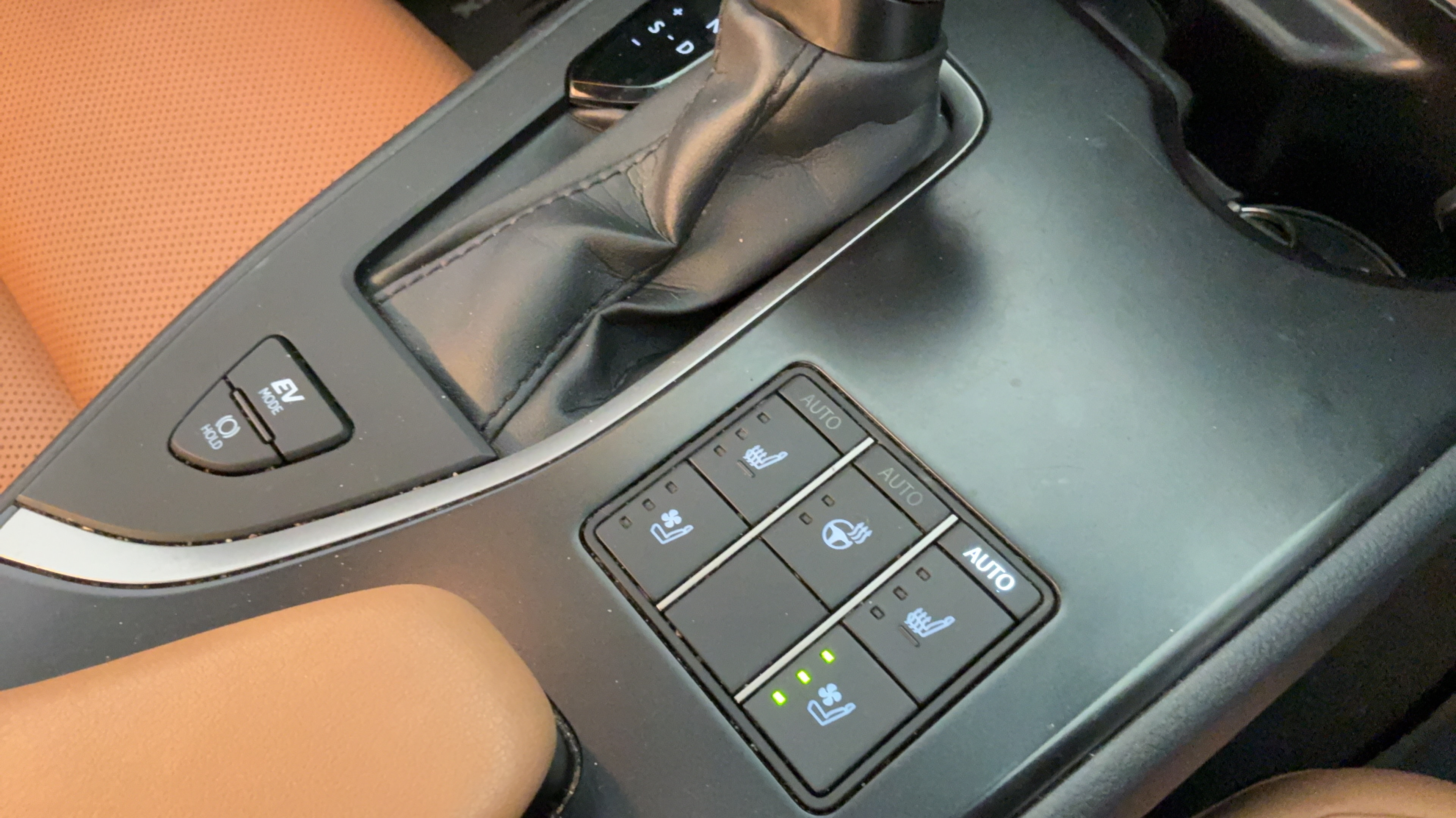 Used 2023 Lexus UX 250h AWD w/ Premium Package image 44