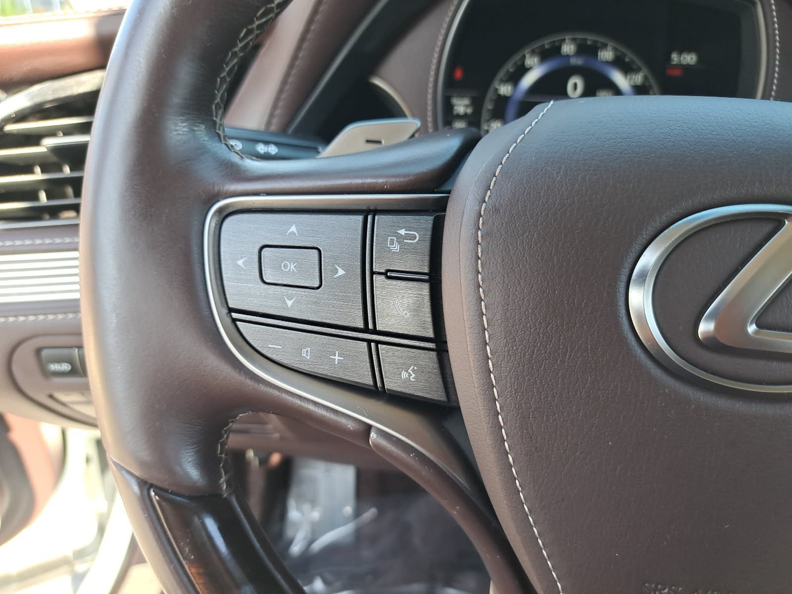 Used 2018 Lexus LS 500 w/ Luxury Package RWD image 18