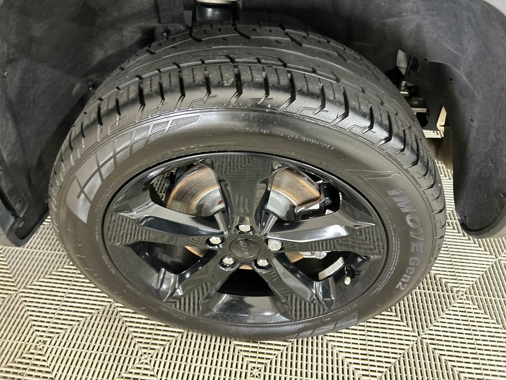 Used 2022 Jeep Grand Cherokee L Limited w/ Black Appearance Package image 10