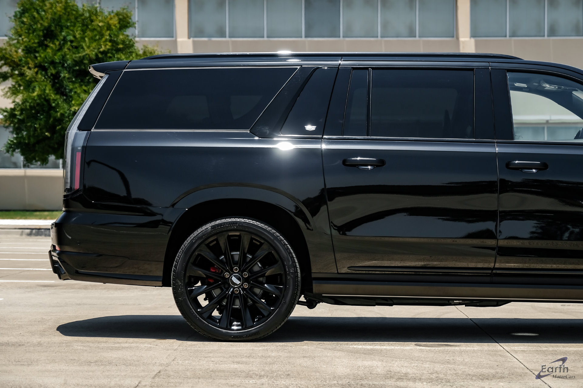 Used 2026 Cadillac Escalade ESV V w/ LPO, ONYX Package AWD/4WD image 22