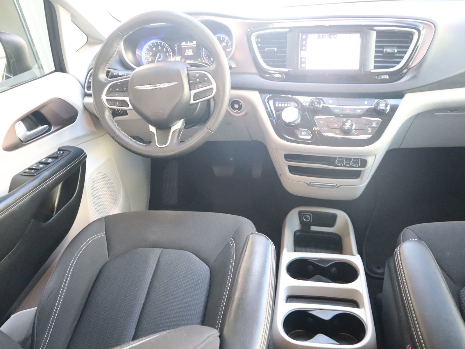 Used 2024 Chrysler Voyager LX image 27