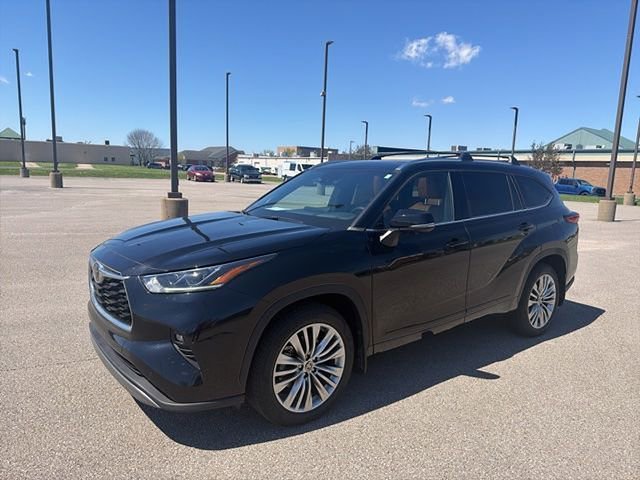 Used 2023 Toyota Highlander Platinum image 2