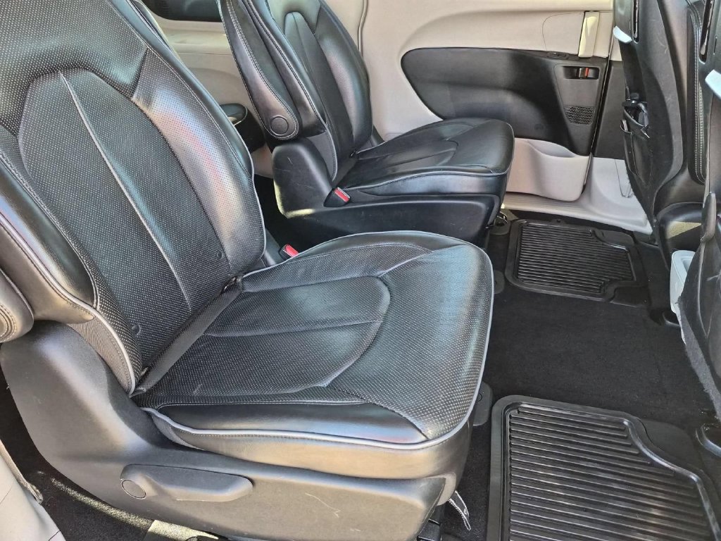 Used 2018 Chrysler Pacifica Limited w/ Advanced Safetytec Group FWD image 30