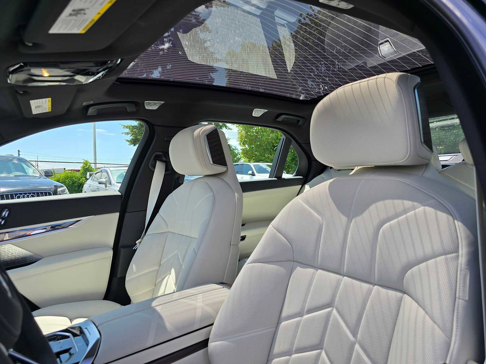 Used 2025 BMW 750e xDrive w/ Executive Package image 23