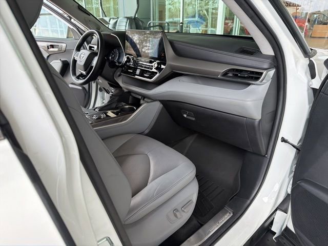 Used 2021 Toyota Highlander Limited FWD image 20