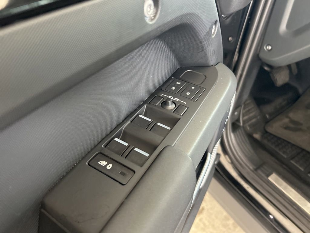 Used 2024 Land Rover Defender 130 X-Dynamic SE image 39