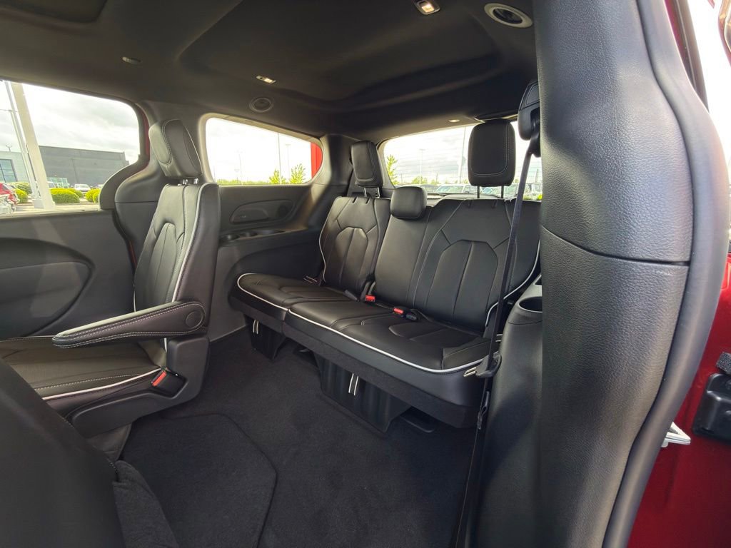 New 2027 Chrysler Pacifica Limited FWD image 40