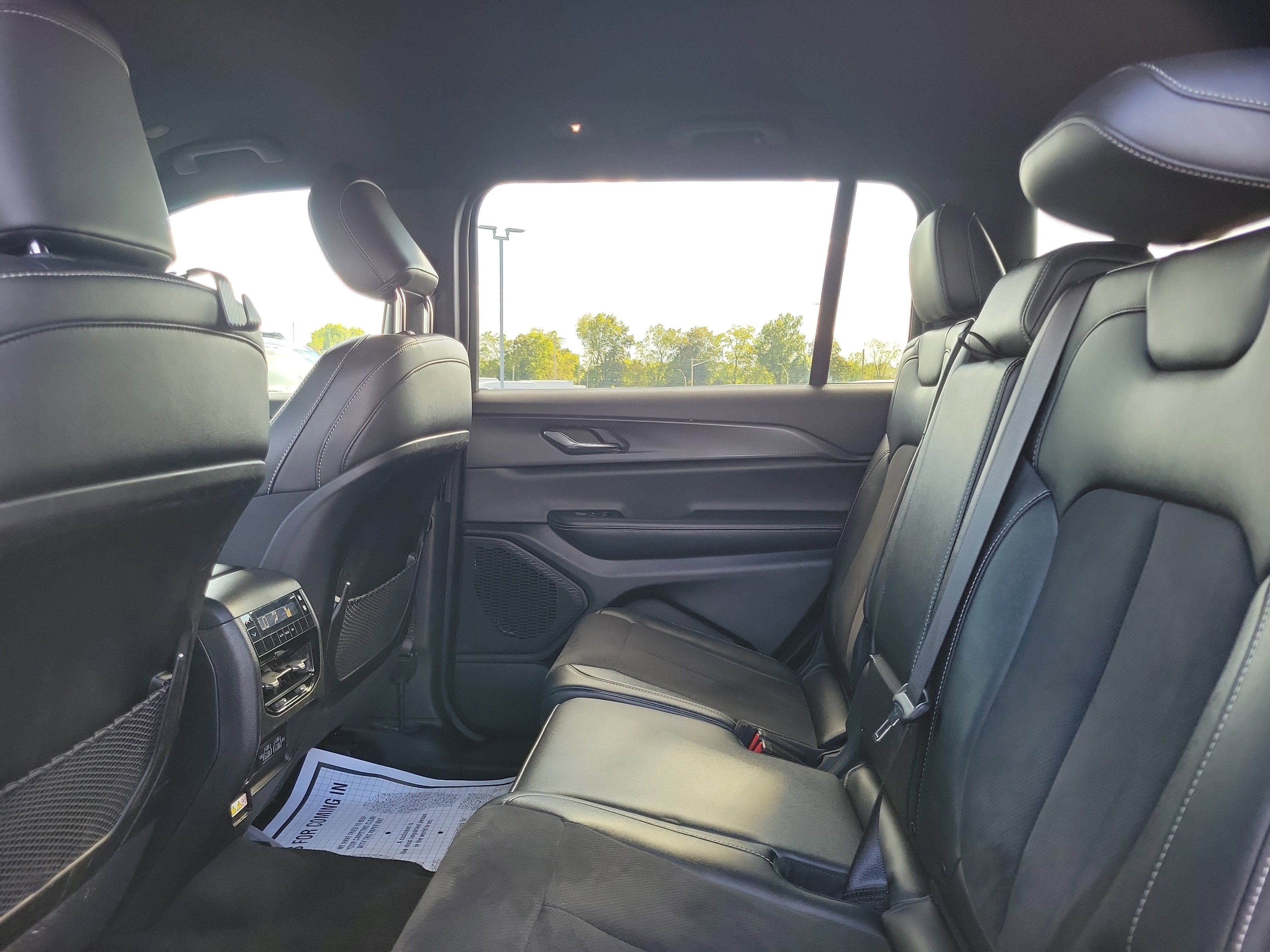 Used 2024 Jeep Grand Cherokee L Laredo image 11