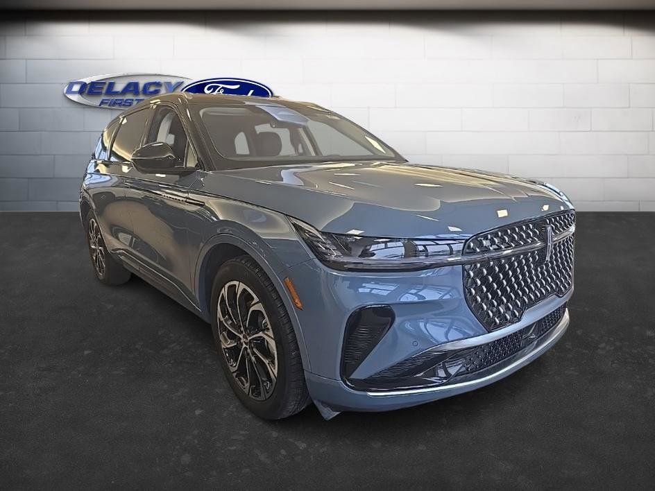 Used 2025 Lincoln Nautilus Reserve image 8