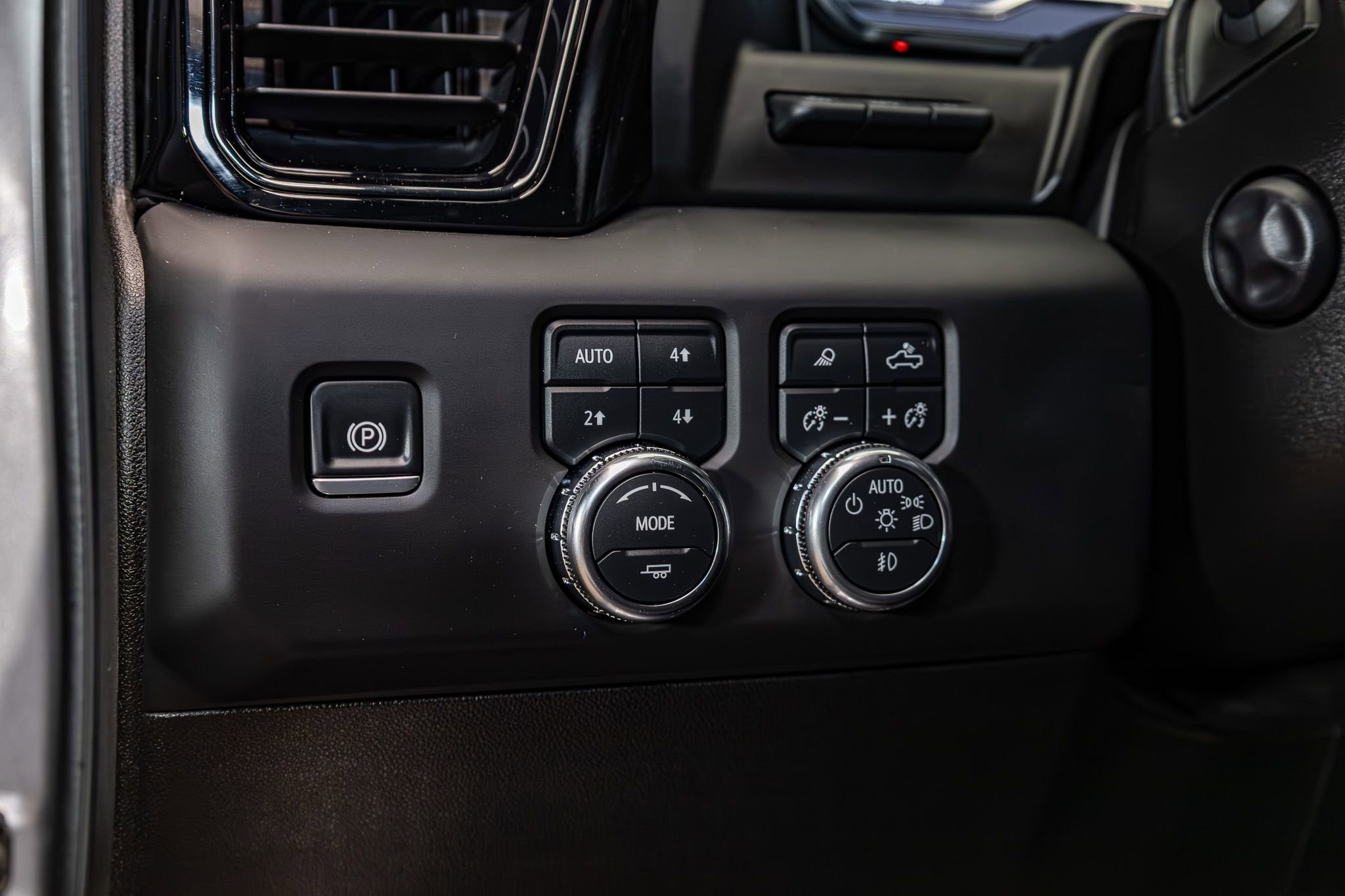 Used 2025 GMC Sierra 1500 AT4 w/ Technology Package AWD/4WD image 17