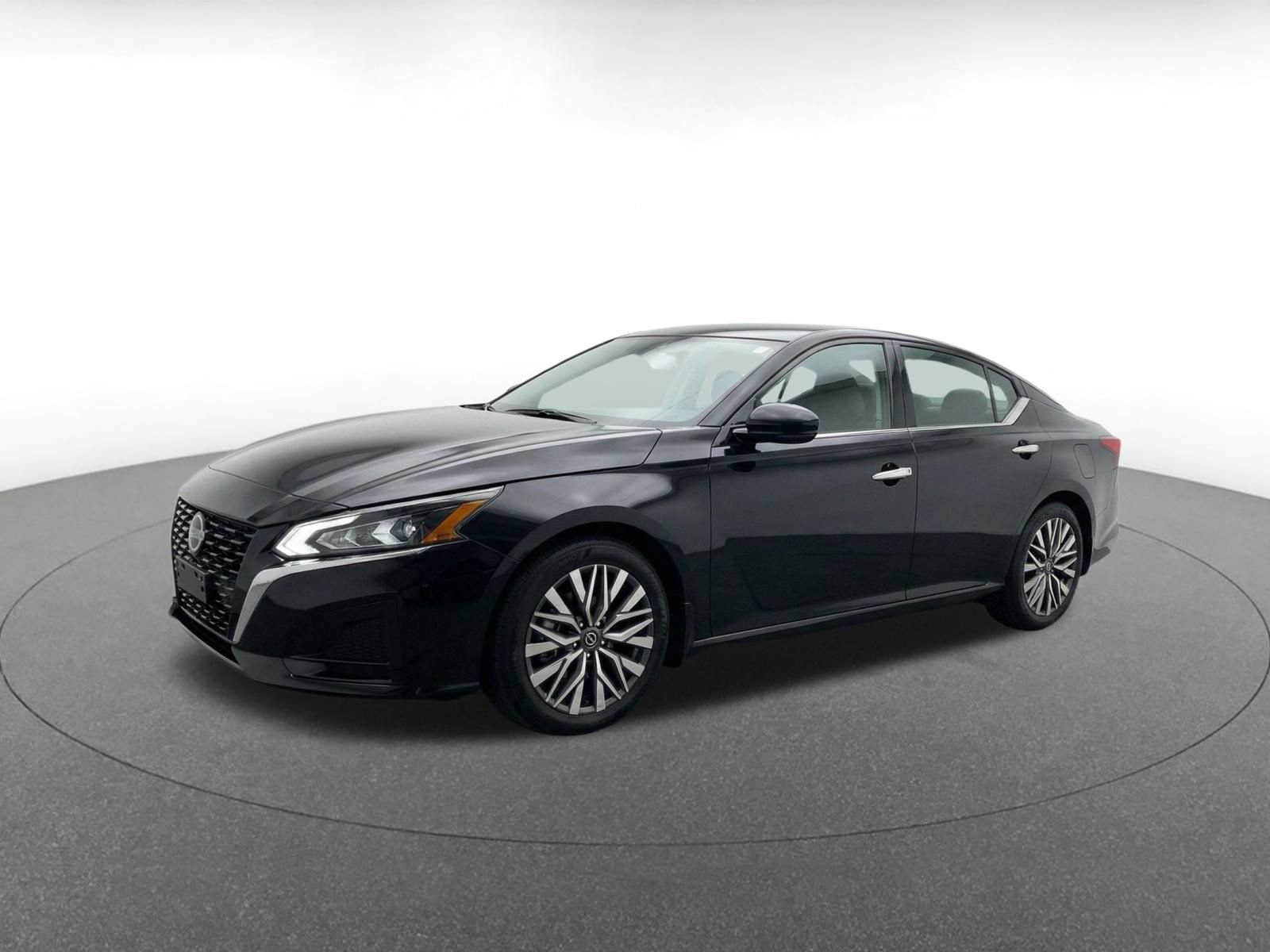 Used 2025 Nissan Altima 2.5 SV FWD image 3