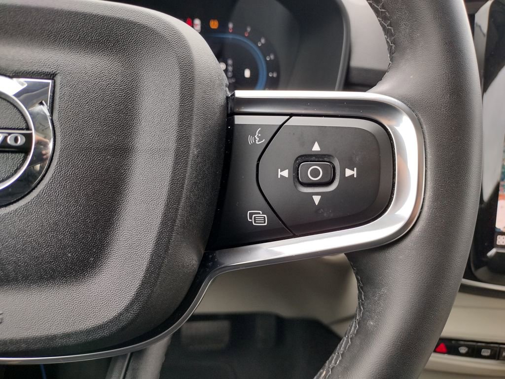 Used 2023 Volvo XC40 B4 Ultimate image 25