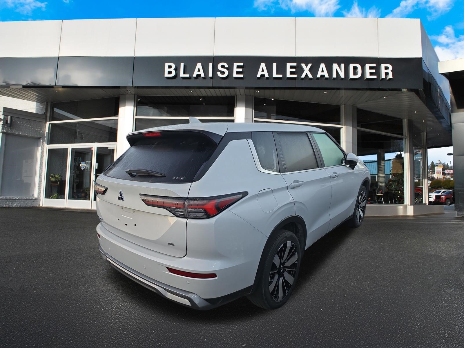 Used 2025 Mitsubishi Outlander SE AWD/4WD image 2