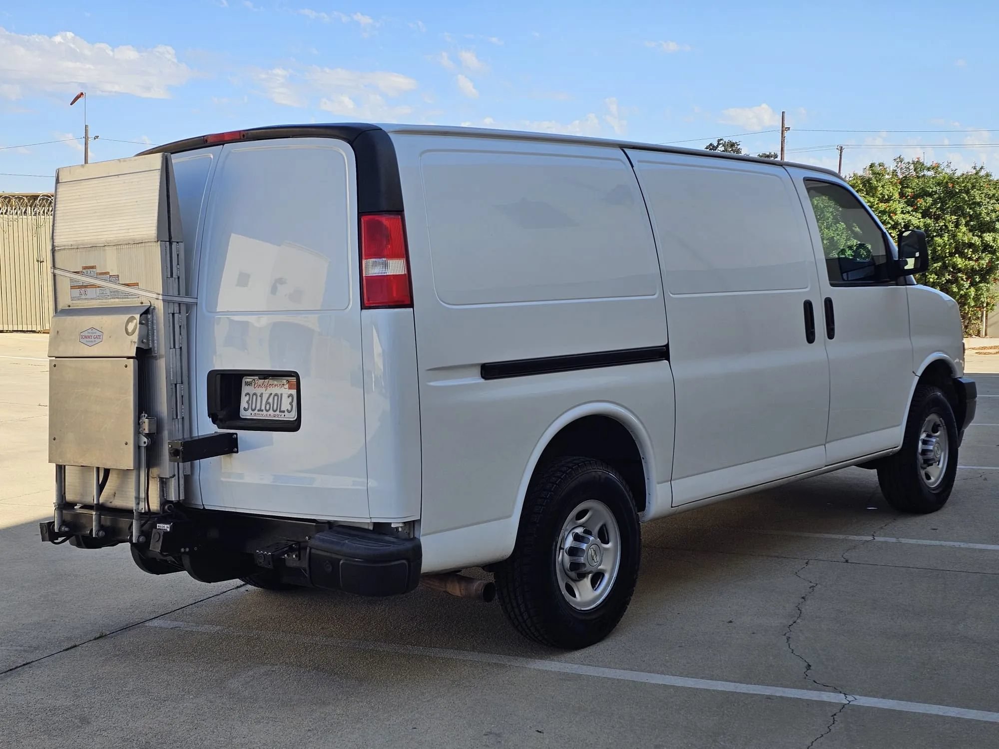 Used 2021 Chevrolet Express 3500 w/ Driver Convenience Package RWD image 5