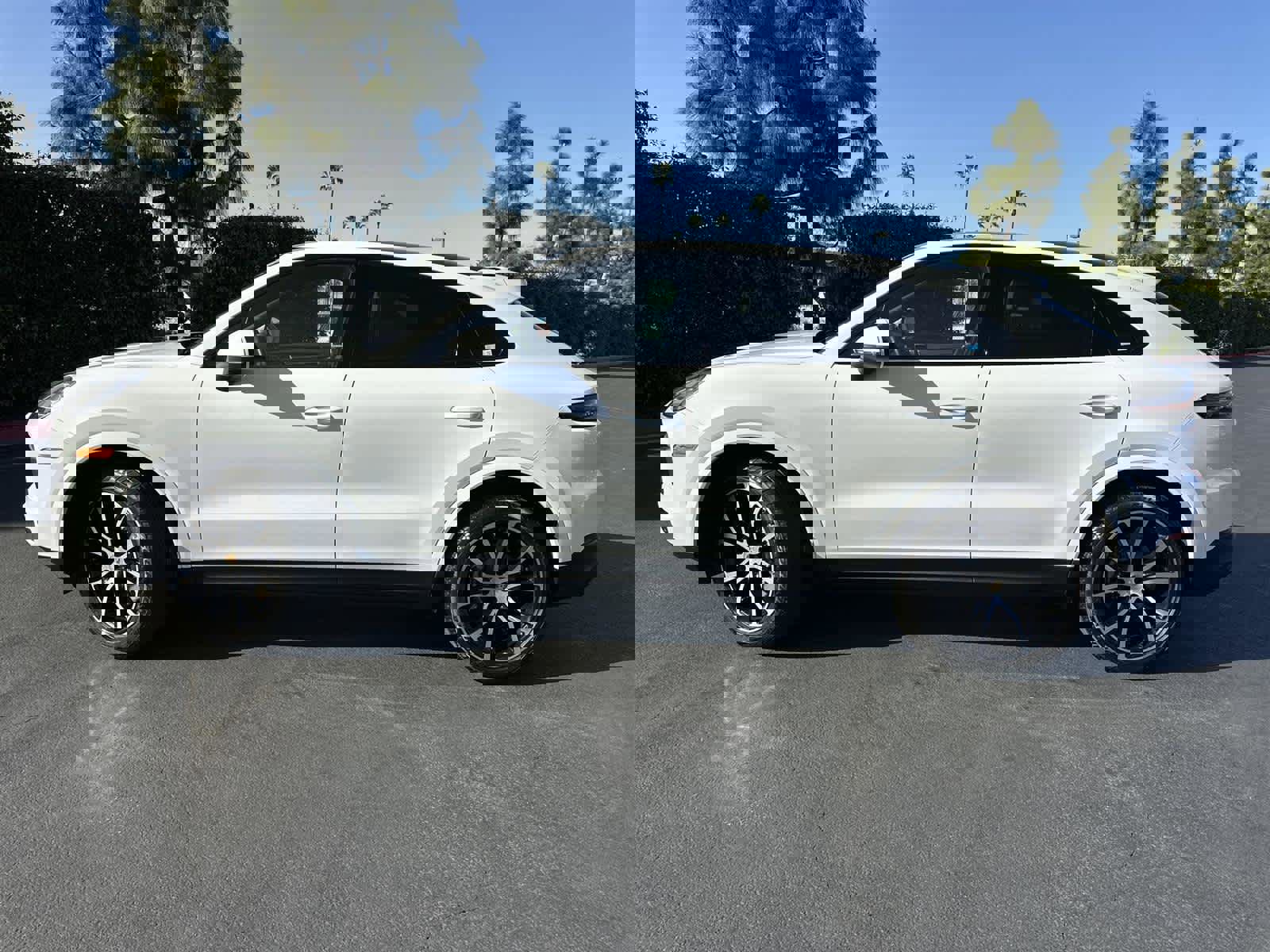 Used 2023 Porsche Cayenne Platinum Edition image 3