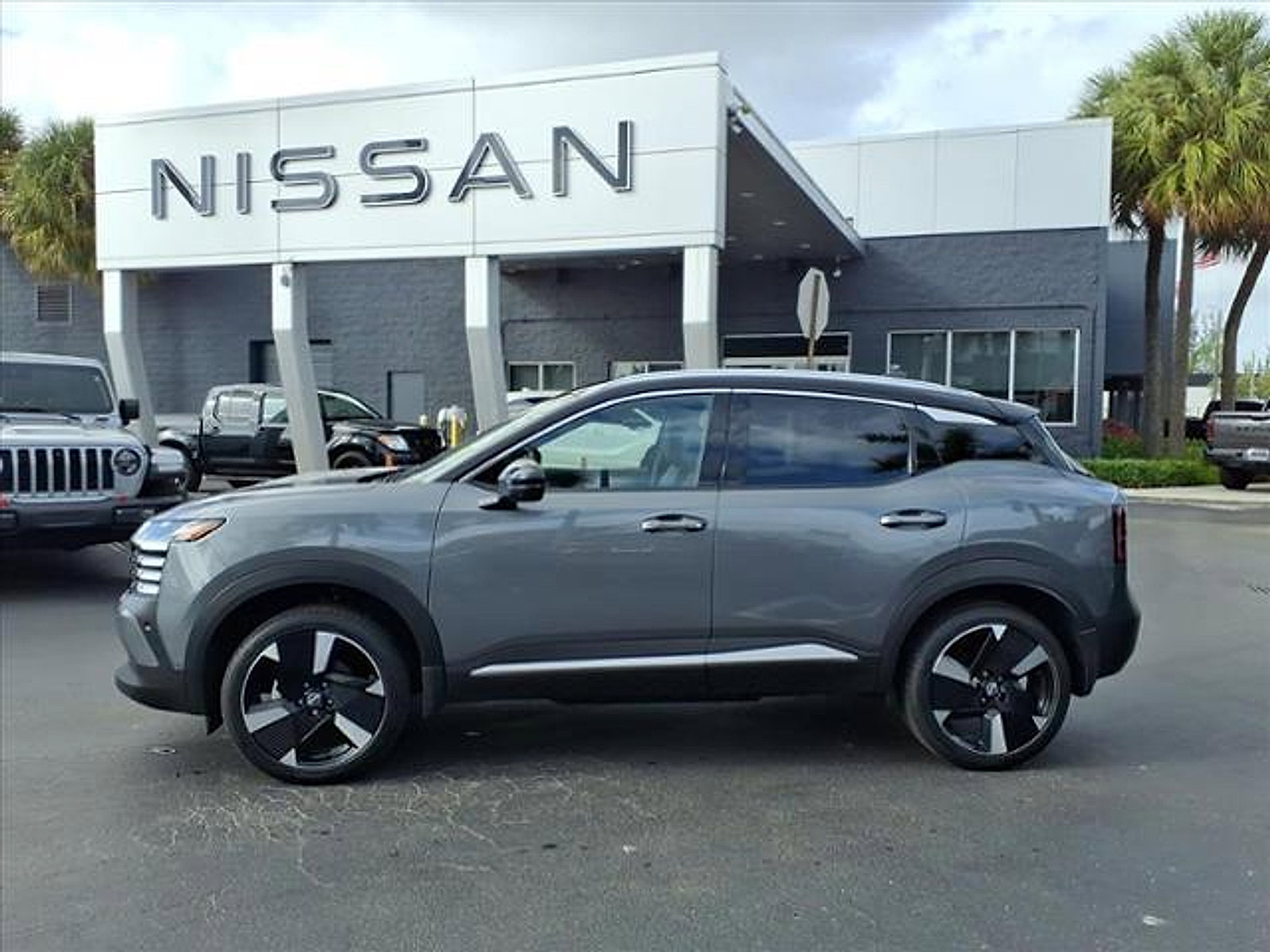 Used 2025 Nissan Kicks SR image 2