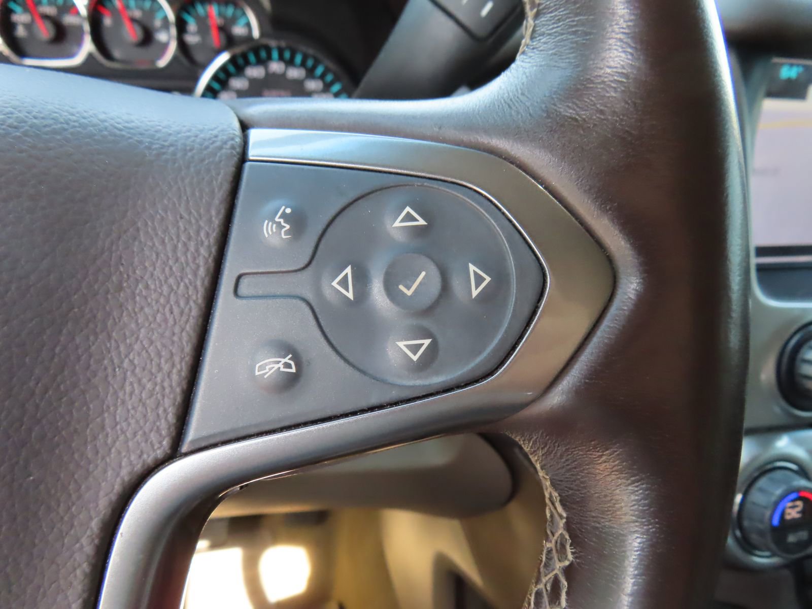 Used 2017 Chevrolet Suburban LT w/ Luxury Package image 21