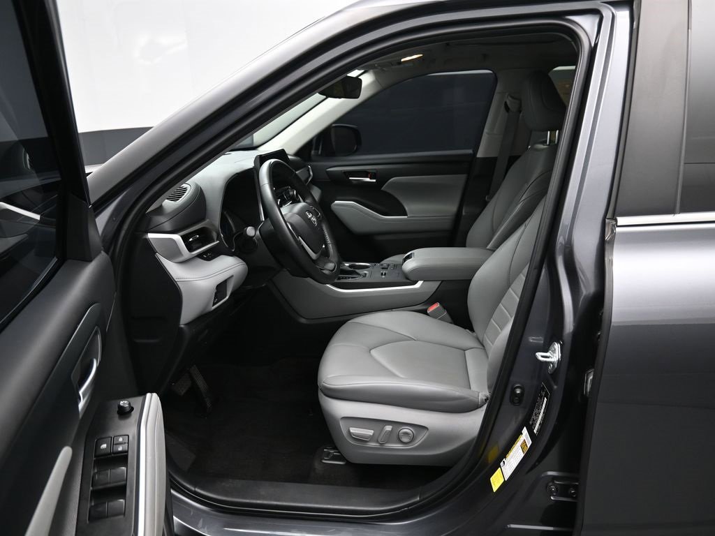 Used 2023 Toyota Highlander XLE image 9