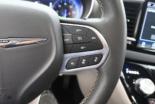 Used 2023 Chrysler Pacifica Touring-L FWD image 16