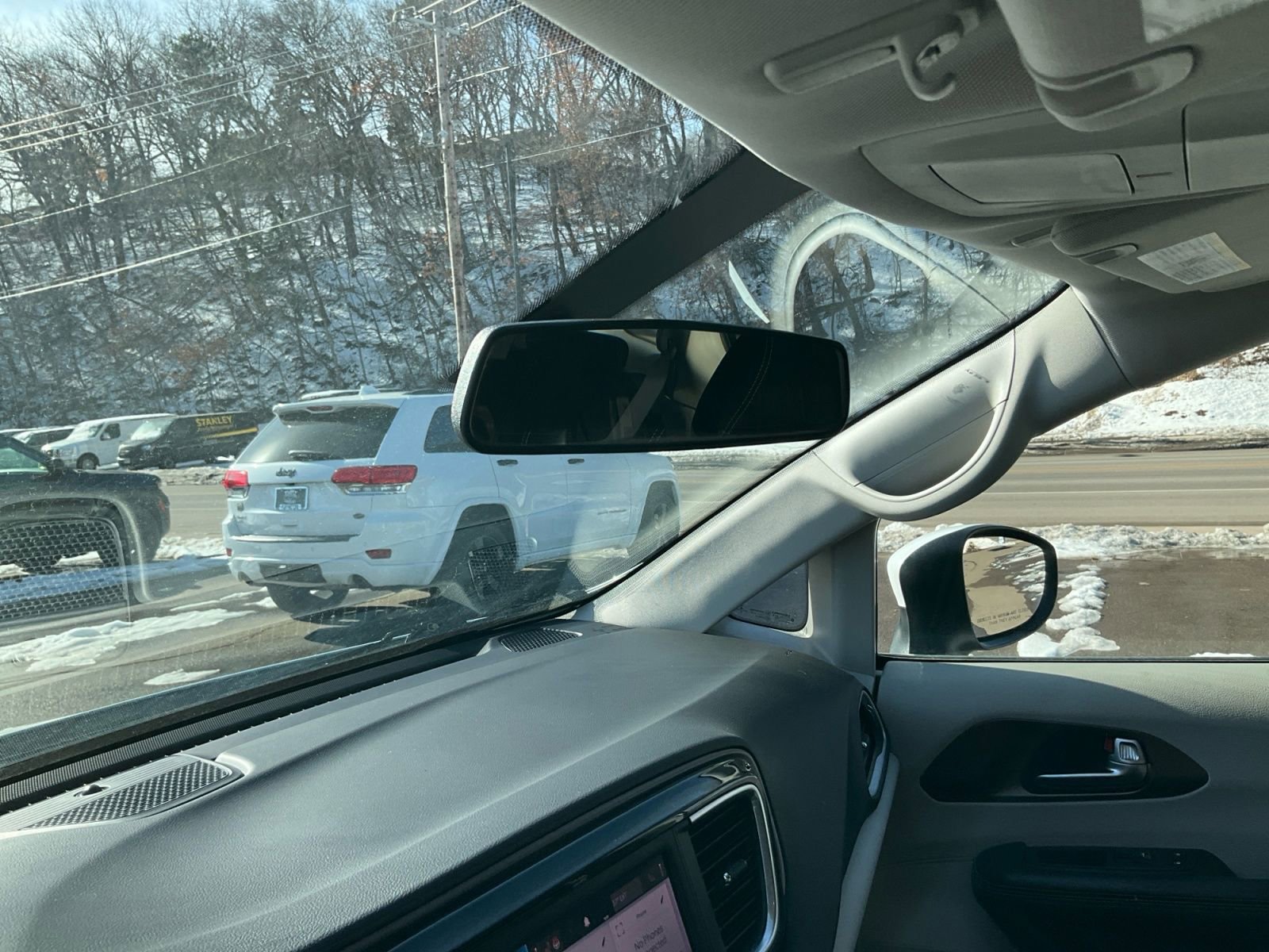 Used 2022 Chrysler Voyager LX image 32