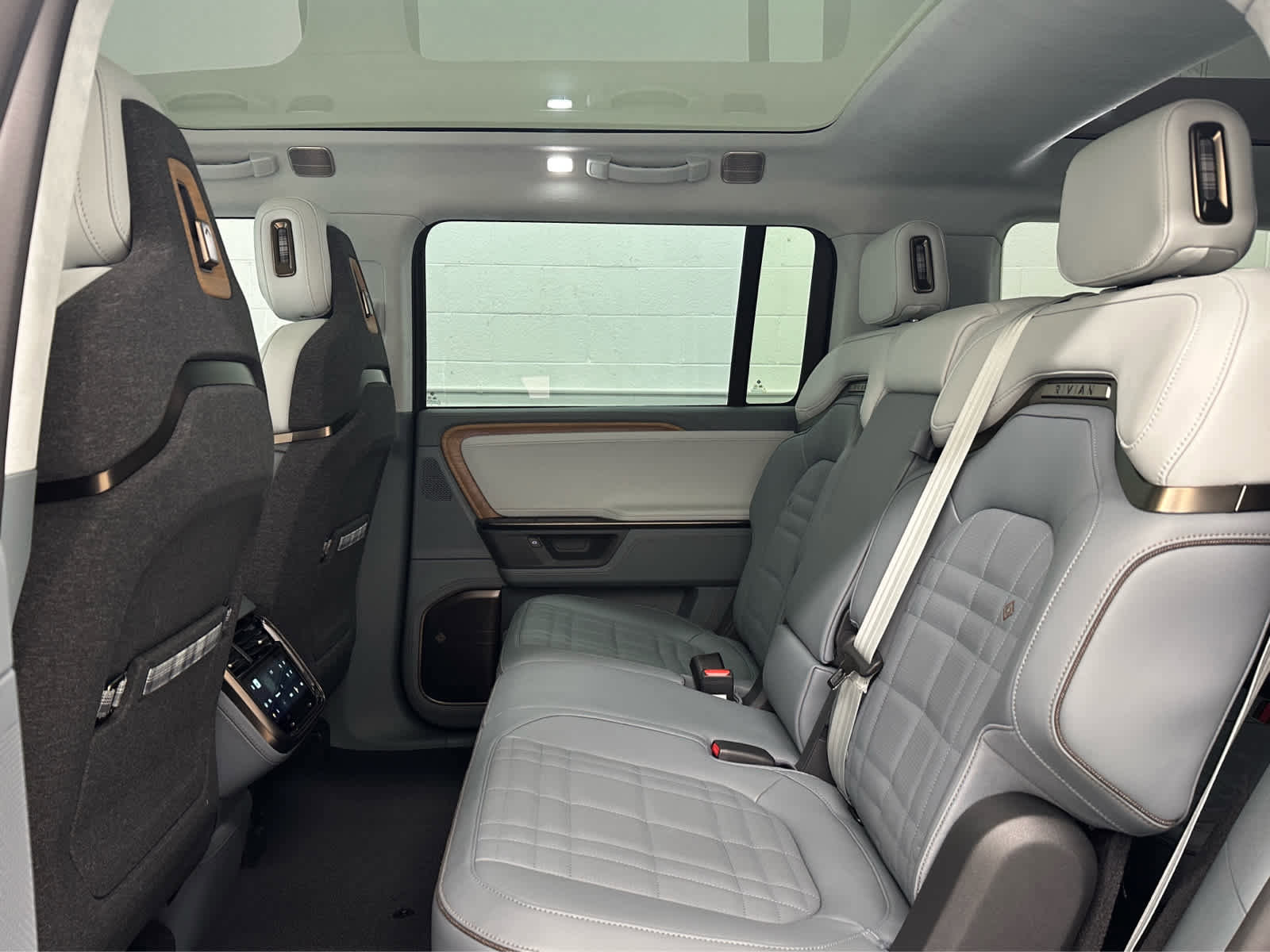 Used 2026 Rivian R1S Premium image 15