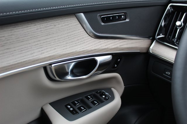 New 2026 Volvo XC90 B5 Core w/ Protection Package Premier image 19