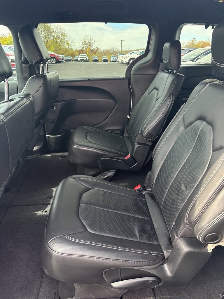 Used 2022 Chrysler Pacifica Touring-L w/ S Appearance Package image 11