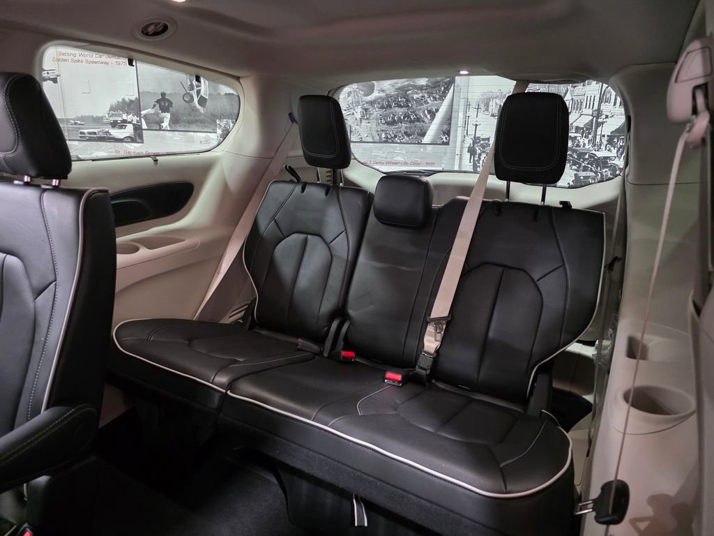 Used 2024 Chrysler Pacifica Limited image 22