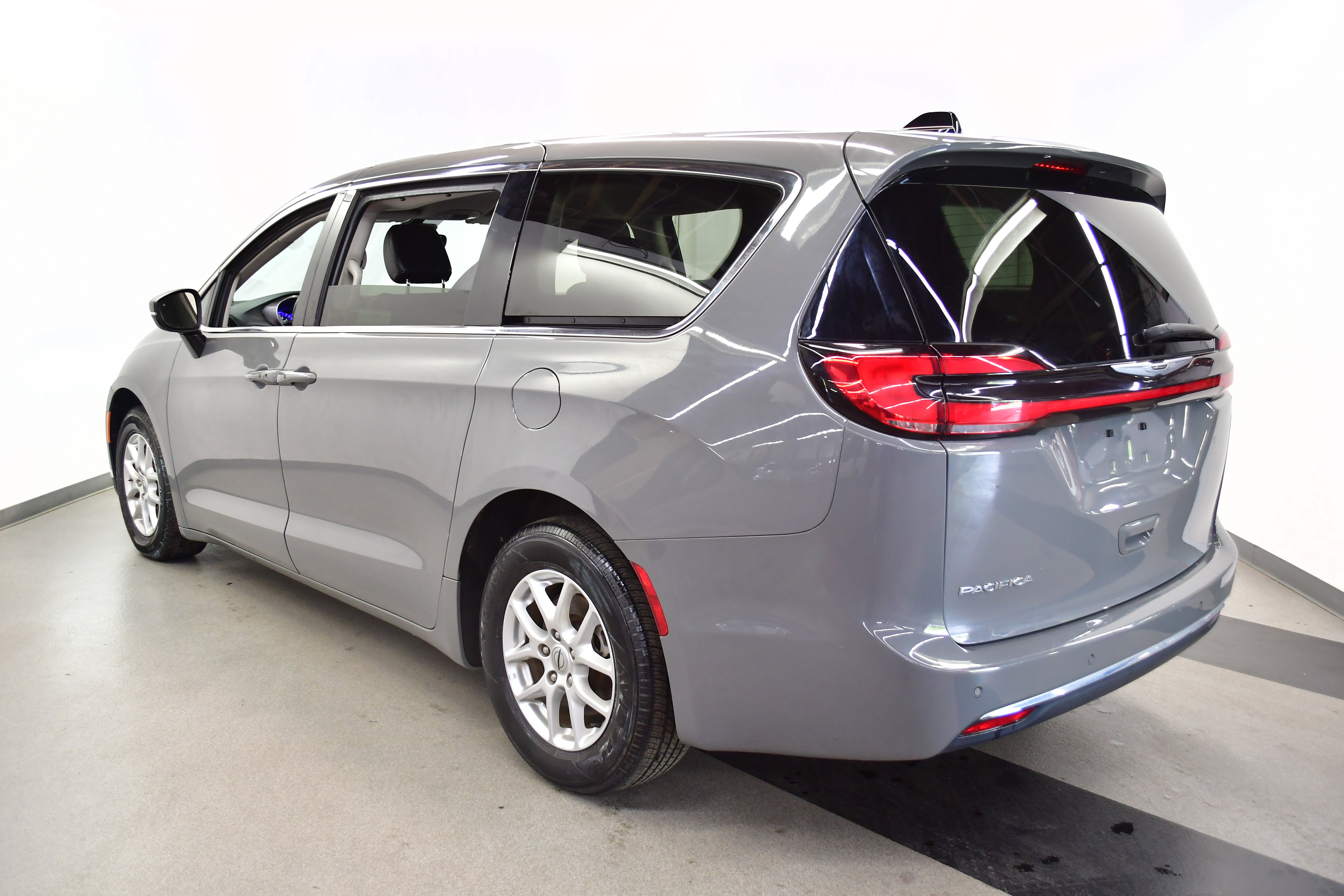 Used 2025 Chrysler Pacifica Select FWD image 5