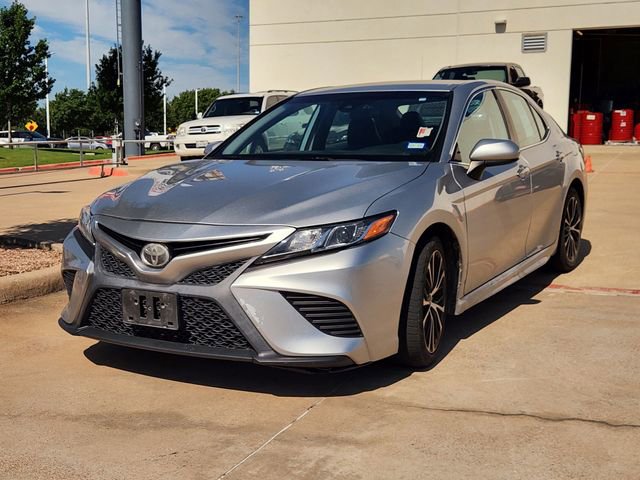 Used 2020 Toyota Camry SE FWD image 1