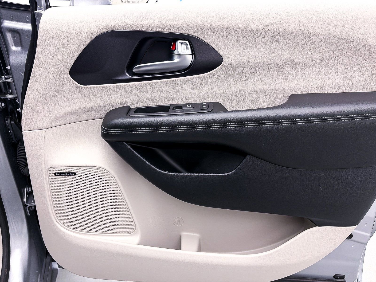 Used 2020 Chrysler Pacifica Limited w/ Advanced Safetytec Group image 37