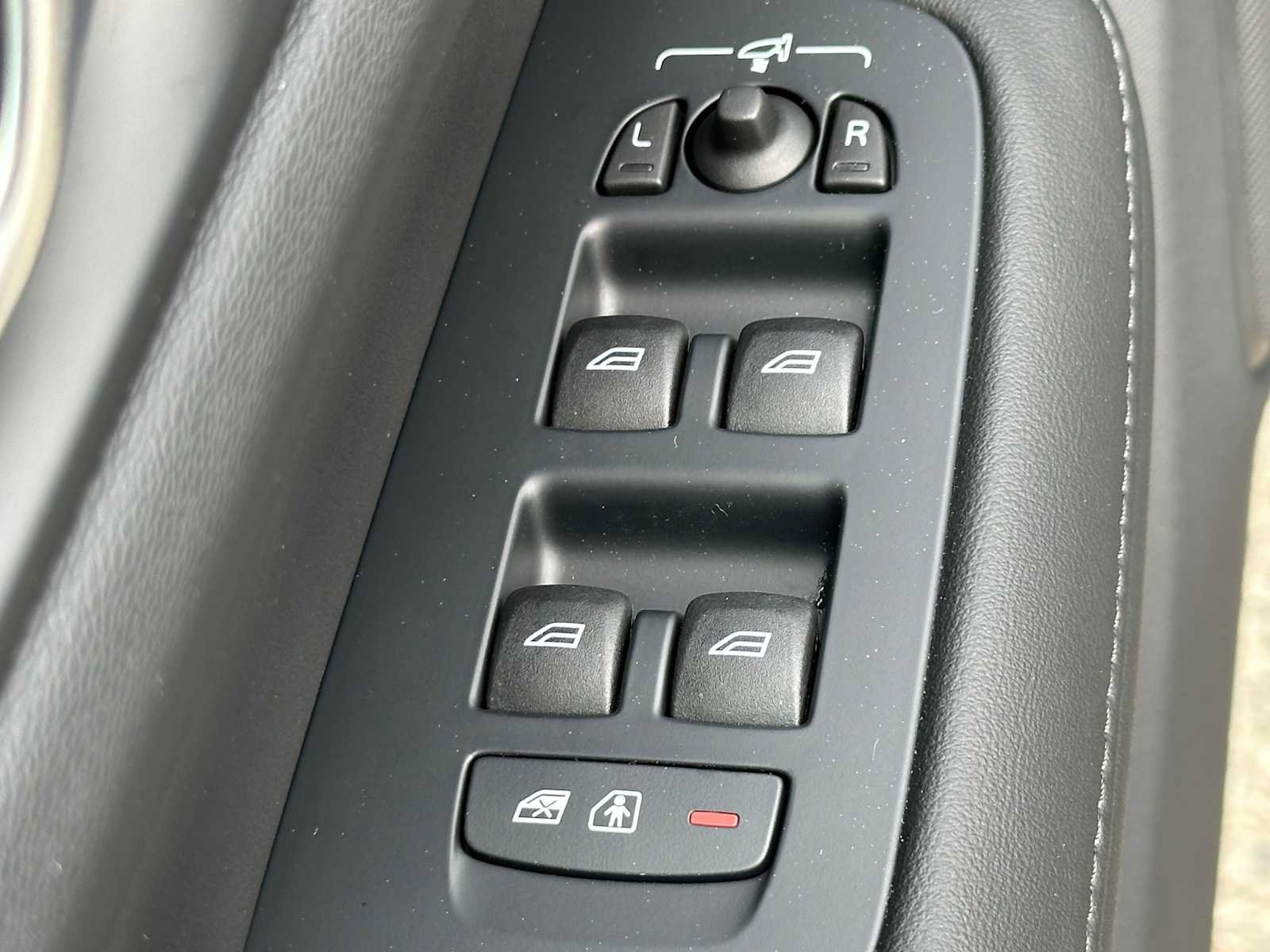 Used 2026 Volvo V60 B5 Cross Country Plus w/ Climate Package AWD/4WD image 21