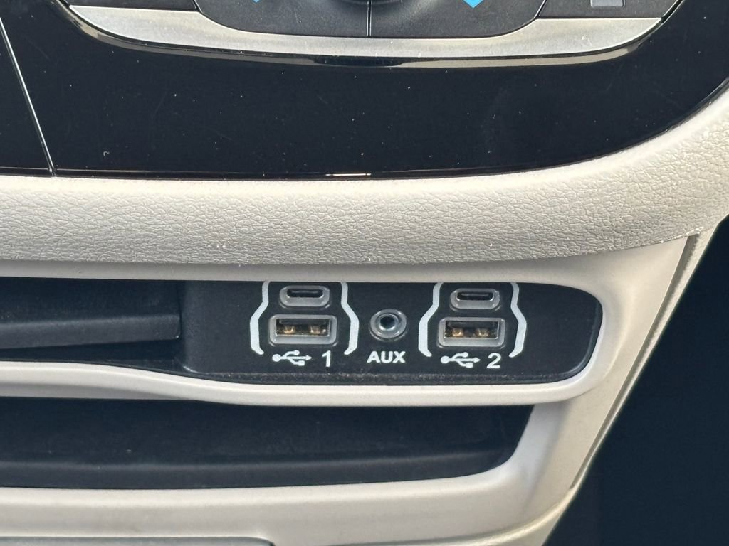 Used 2024 Chrysler Pacifica Touring-L FWD image 16