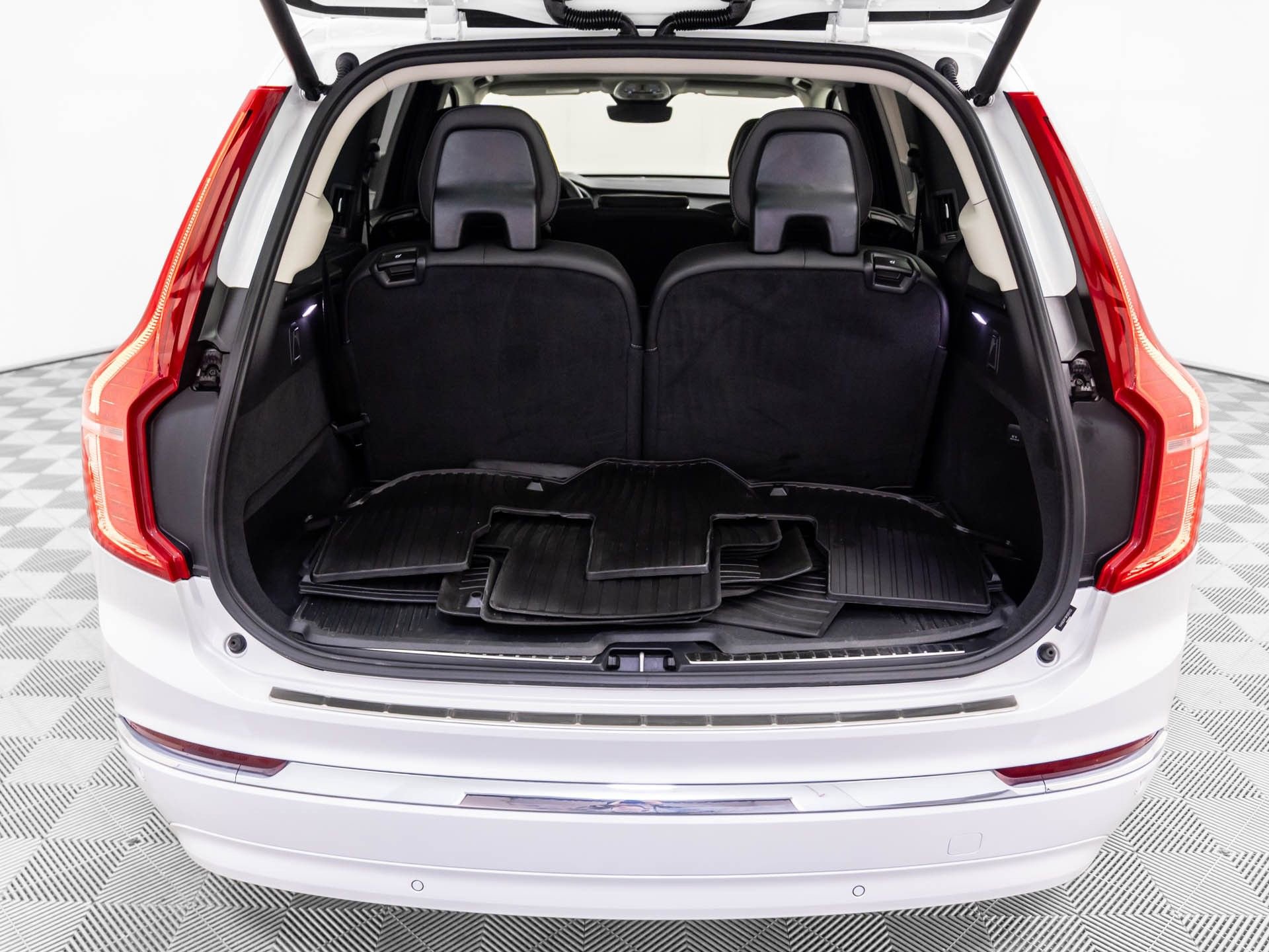 Used 2024 Volvo XC90 B6 Ultimate w/ Protection Package image 33