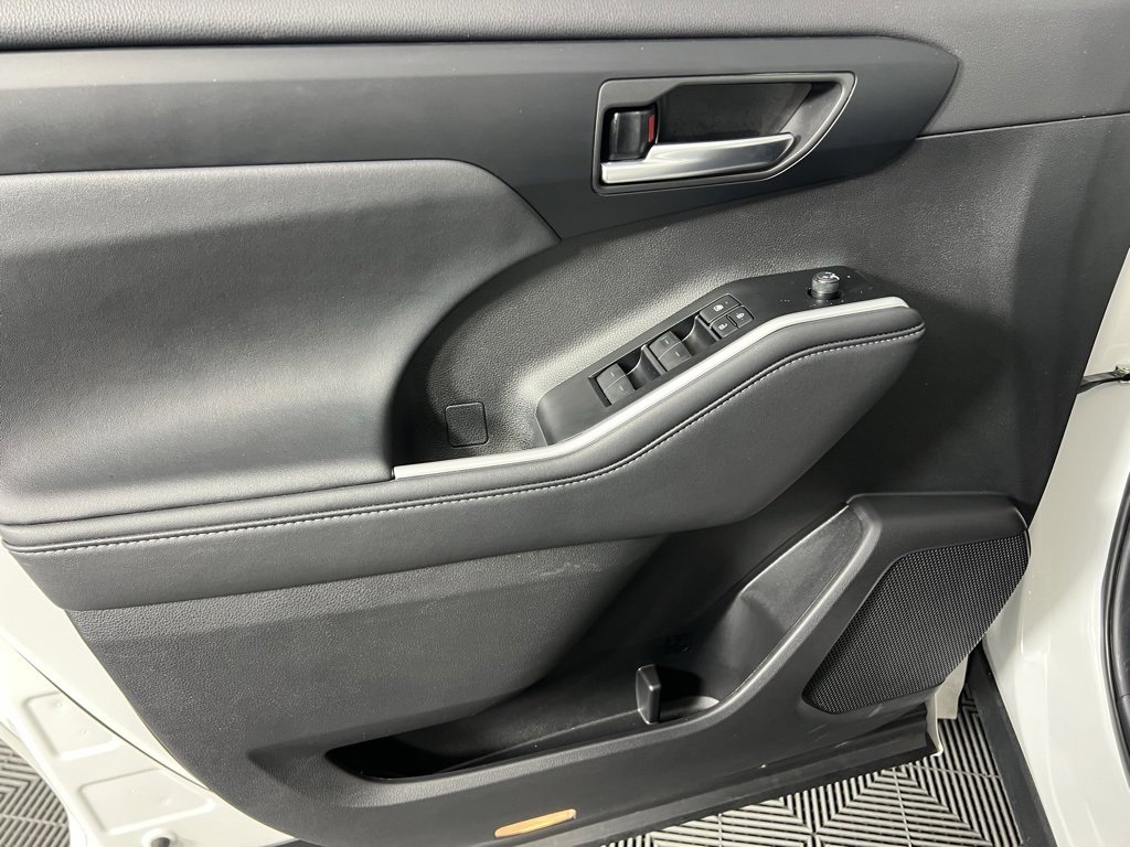 Used 2025 Toyota Highlander XLE image 24