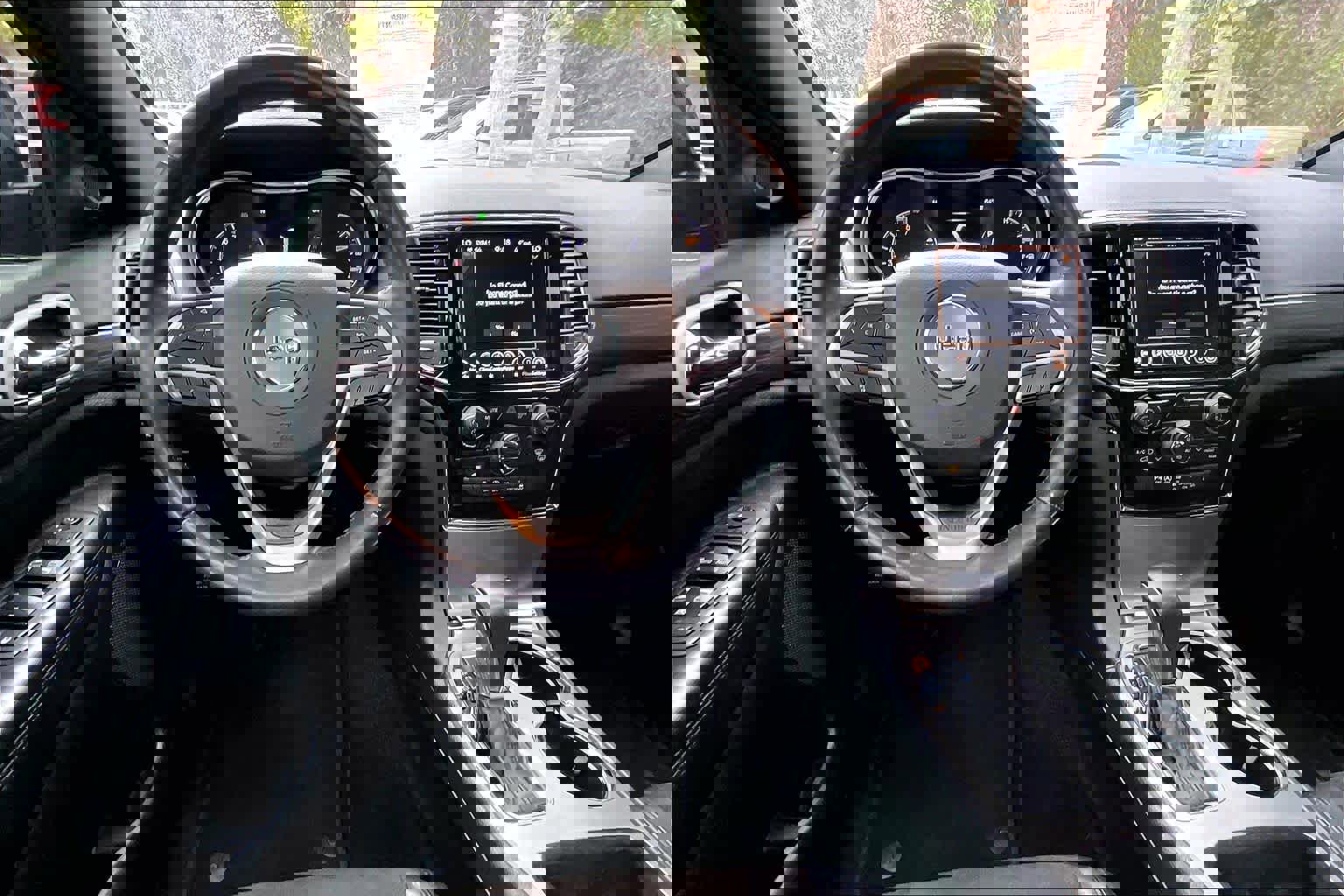 Used 2022 Jeep Grand Cherokee Laredo X image 5