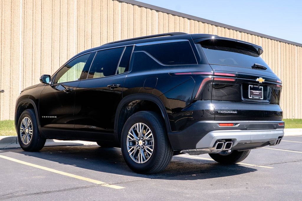 Used 2025 Chevrolet Traverse LT image 7