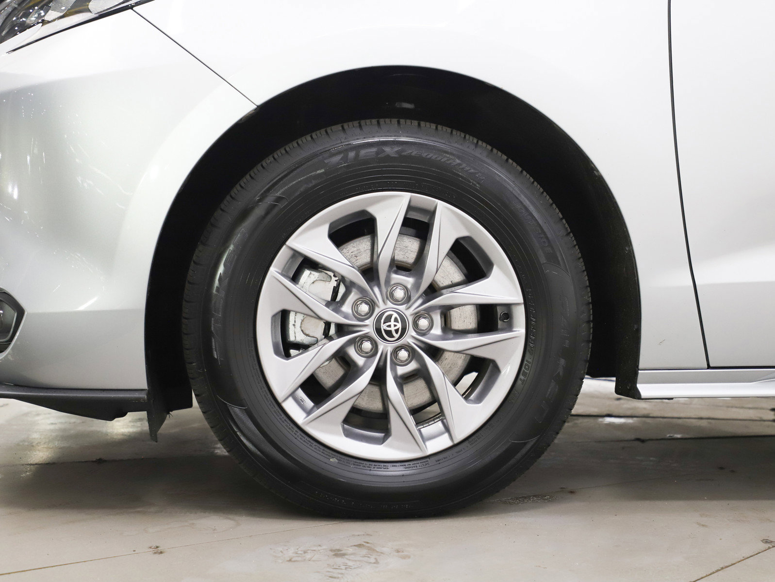 Used 2025 Toyota Sienna XLE image 33